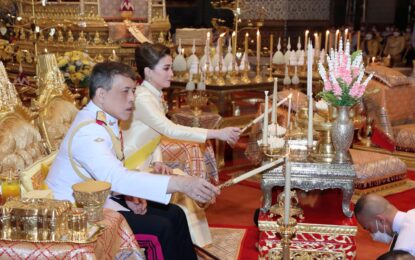 พระบาทสมเด็จพระเจ้าอยู่หัว และสมเด็จพระนางเจ้า ฯ พระบรมราชินี เสด็จพระราชดำเนินไปในการพระราชพิธีทรงบำเพ็ญพระราชกุศลทักษิณานุปทาน เนื่องในวันคล้ายวันพระบรมราชสมภพพระบาทสมเด็จพระบรมชนกาธิเบศร มหาภูมิพลอดุลยเดชมหาราช บรมนาถบพิตร พุทธศักราช 2565 ณ พระที่นั่งอมรินทรวินิจฉัย พระบรมมหาราชวัง