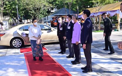 สมเด็จพระกนิษฐาธิราชเจ้า กรมสมเด็จพระเทพรัตนราชสุดา ฯ สยามบรมราชกุมารี เสด็จพระราชดำเนินไปในงาน “วันมูลนิธิสิรินธร” ประจำปี ๒๕๖๕ ณ หอประชุมจุฬาลงกรณ์มหาวิทยาลัย เขตปทุมวัน กรุงเทพมหานคร