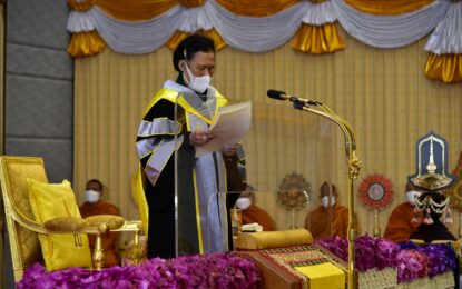 พระบาทสมเด็จพระเจ้าอยู่หัว ทรงพระกรุณาโปรดเกล้าโปรดกระหม่อมให้ สมเด็จพระกนิษฐาธิราชเจ้า กรมสมเด็จพระเทพรัตนราชสุดา ฯ สยามบรมราชกุมารี เสด็จพระราชดำเนินแทนพระองค์ไป ในการพระราชทานปริญญาบัตรแก่ผู้สำเร็จการศึกษา จากมหาวิทยาลัยมหาสารคาม ประจำปีการศึกษา ๒๕๖๔ เป็นวันแรก ณ อาคารเฉลิมพระเกียรติ ในโอกาสฉลองพระชนมายุ ๕ รอบ ๒ เมษายน ๒๕๕๘ มหาวิทยาลัยมหาสารคาม อำเภอเมือง จังหวัดมหาสารคาม