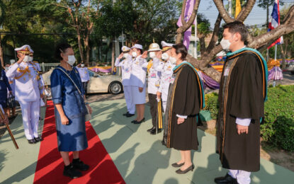 พระบาทสมเด็จพระเจ้าอยู่หัว ทรงพระกรุณาโปรดเกล้าโปรดกระหม่อมให้ สมเด็จพระกนิษฐาธิราชเจ้า กรมสมเด็จพระเทพรัตนราชสุดา ฯ สยามบรมราชกุมารี เสด็จพระราชดำเนินแทนพระองค์ไปในการพระราชทานปริญญาบัตรแก่ผู้สำเร็จการศึกษา จากมหาวิทยาลัยศิลปากร ประจำปีการศึกษา ๒๕๖๔ ณ ศูนย์ศิลปวัฒนธรรมเฉลิมพระเกียรติ ๖ รอบ พระชนมพรรษา มหาวิทยาลัยศิลปากร วิทยาเขตพระราชวังสนามจันทร์ อำเภอเมือง จังหวัดนครปฐม