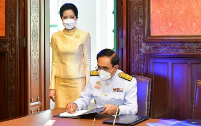 นายกรัฐมนตรีและภริยา ลงนามถวายพระพรพระบาทสมเด็จพระเจ้าอยู่หัวและสมเด็จพระนางเจ้าฯ พระบรมราชินี เนื่องในโอกาสขึ้นปีใหม่ พุทธศักราช 2566