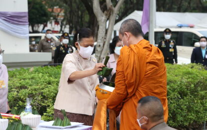 สมเด็จพระกนิษฐาธิราชเจ้า กรมสมเด็จพระเทพรัตนราชสุดา ฯ สยามบรมราชกุมารี เสด็จพระราชดำเนินไปทรงบำเพ็ญพระราชกุศลทรงบาตร เนื่องในโอกาส ๑๐๖ ปี คณะอักษรศาสตร์ ณ คณะอักษรศาสตร์ จุฬาลงกรณ์มหาวิทยาลัย เขตปทุมวัน กรุงเทพมหานคร