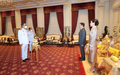 พระบาทสมเด็จพระเจ้าอยู่หัว และสมเด็จพระนางเจ้า ฯ พระบรมราชินี เสด็จออก ณ พระที่นั่งอัมพรสถาน พระราชวังดุสิต พระราชทานพระบรมราชวโรกาส ให้พลเอก ประยุทธ์  จันทร์โอชา นายกรัฐมนตรี นำ นายนริศ  ขำนุรักษ์ รัฐมนตรีช่วยว่าการกระทรวงมหาดไทย เฝ้าทูลละอองธุลีพระบาท ถวายสัตย์ปฏิญาณก่อนเข้ารับหน้าที่