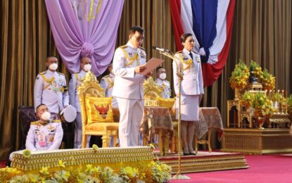 พระบาทสมเด็จพระเจ้าอยู่หัว และสมเด็จพระนางเจ้า ฯ พระบรมราชินี เสด็จพระราชดำเนินโดยรถยนต์พระที่นั่ง  ไปพระราชทานกระบี่และปริญญาบัตรแก่ผู้สำเร็จการศึกษาจากโรงเรียนนายร้อยตำรวจ ประจำปีการศึกษา 2564 ณ หอประชุมชุณหะวัณ โรงเรียนนายร้อยตำรวจ อำเภอสามพราน จังหวัดนครปฐม