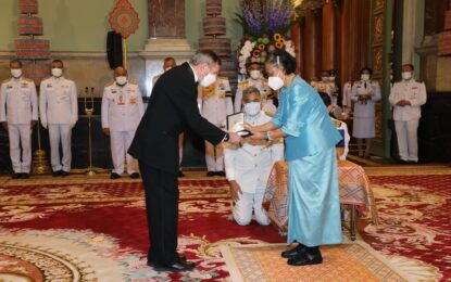 พระบาทสมเด็จพระเจ้าอยู่หัว ทรงพระกรุณาโปรดเกล้าโปรดกระหม่อมให้ สมเด็จพระกนิษฐาธิราชเจ้า กรมสมเด็จพระเทพรัตนราชสุดา เจ้าฟ้ามหาจักรีสิรินธร มหาวชิราลงกรณวรราชภักดี สิริกิจการิณีพีรยพัฒน รัฐสีมาคุณากรปิยชาติ สยามบรมราชกุมารี เสด็จออกแทนพระองค์ ณ พระที่นั่งจักรีมหาปราสาท  พระบรมมหาราชวัง  พระราชทานพระราชวโรกาสให้ ศาสตราจารย์ นายแพทย์อภิชาติ  อัศวมงคลกุล รองประธานมูลนิธิรางวัลสมเด็จเจ้าฟ้ามหิดล ในพระบรมราชูปถัมภ์ นำ ผู้ได้รับพระราชทานรางวัลสมเด็จเจ้าฟ้ามหิดล ประจำปี ๒๕๖๕ เฝ้าทูลละอองพระบาท รับพระราชทานรางวัลสมเด็จเจ้าฟ้ามหิดล ประจำปี ๒๕๖๕