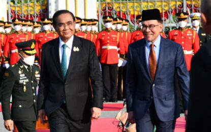 พลเอก ประยุทธ์ จันทร์โอชา นายกรัฐมนตรีและรัฐมนตรีว่าการกระทรวงกลาโหม ให้การต้อนรับ ดาโตะ เซอรี อันวาร์ อิบราฮิม (The Honourable Dato’ Seri Anwar Ibrahim) นายกรัฐมนตรีมาเลเซีย ในโอกาสเยือนไทยอย่างเป็นทางการในฐานะแขกของรัฐบาลไทย ณ บริเวณสนามหญ้าหน้าตึกไทยคู่ฟ้า ทำเนียบรัฐบาล