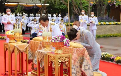 พระบาทสมเด็จพระเจ้าอยู่หัว และสมเด็จพระนางเจ้า ฯ พระบรมราชินี เสด็จพระราชดำเนินไปทรงประกอบพิธีสมโภช “พระพุทธธรรมกายเทพมงคล” ณ วัดปากน้ำ เขตภาษีเจริญ กรุงเทพมหานคร