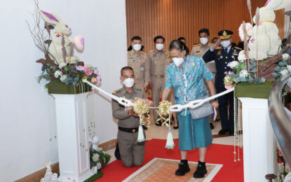 สมเด็จพระกนิษฐาธิราชเจ้า กรมสมเด็จพระเทพรัตนราชสุดา ฯ สยามบรมราชกุมารี เสด็จพระราชดำเนินไป ในการพระราชทานเกียรติบัตรแก่นักเรียนที่ได้รับรางวัลชนะเลิศการประกวดผลงานทักษะทางวิชาการ ภายใต้การประชุมวิชาการการพัฒนาเด็กและเยาวชนในถิ่นทุรกันดาร ตามพระราชดำริ สมเด็จพระกนิษฐาธิราชเจ้า กรมสมเด็จพระเทพรัตนราชสุดาฯ สยามบรมราชกุมารี ประจำปี ๒๕๖๕ “๔๒ ปี พระบารมีแผ่ไพศาลเด็กและเยาวชนในถิ่นทุรกันดารเป็นสุข” ณ หอศิลปวัฒนธรรมแห่งกรุงเทพมหานคร เขตปทุมวัน กรุงเทพมหานคร