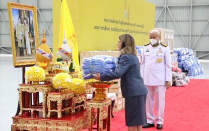 พระบาทสมเด็จพระเจ้าอยู่หัว และสมเด็จพระนางเจ้า ฯ พระบรมราชินี ทรงพระกรุณาโปรดเกล้าโปรดกระหม่อมพระราชทานสิ่งของ แก่ประชาชนชาวตุรกีที่ประสบเหตุภัยพิบัติแผ่นดินไหวในสาธารณรัฐตุรกี