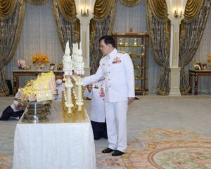 พระบาทสมเด็จพระเจ้าอยู่หัว และสมเด็จพระนางเจ้า ฯ พระบรมราชินี เสด็จออก ณ พระที่นั่งอัมพรสถาน พระราชวังดุสิต ทรงเจิมเทียนรุ่งที่ทรงพระราชอุทิศพระราชทานไปจุดบูชาพระรัตนตรัยถวายเป็นพุทธบูชาตามพระอารามหลวงต่าง ๆ เนื่องในการพระราชพิธีทรงบำเพ็ญพระราชกุศลมาฆบูชา จำนวน ๖ วัด ได้แก่ วัดพระศรีรัตนศาสดาราม, วัดบวรนิเวศวิหาร, วัดเบญจมบพิตรดุสิตวนาราม, วัดราชบพิธสถิตมหาสีมาราม, วัดราชประดิษฐสถิตมหาสีมาราม และวัดนิเวศธรรมประวัติ จังหวัดพระนครศรีอยุธยา