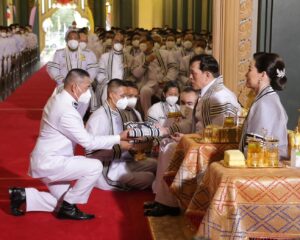 พระบาทสมเด็จพระเจ้าอยู่หัว และสมเด็จพระนางเจ้า ฯ พระบรมราชินี  เสด็จพระราชดำเนินโดยรถยนต์พระที่นั่ง จากพระที่นั่งอัมพรสถาน พระราชวังดุสิต ไปพระราชทานประกาศนียบัตร  ทุนการศึกษา  และรางวัลแก่นักเรียน  และบุคลากรวชิราวุธวิทยาลัย ประจำปีการศึกษา ๒๕๖๒ – ๒๕๖๔ ณ หอประชุมวชิราวุธวิทยาลัย เขตดุสิต กรุงเทพมหานคร