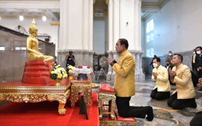 นายกรัฐมนตรีสักการะหลวงพ่อพระพุทธโสธร และกราบนมัสการเจ้าอาวาสวัดโสธรวรารามวรวิหาร เพื่อความเป็นสิริมงคล ในการลงพื้นที่ตรวจราชการ จ.ฉะเชิงเทรา