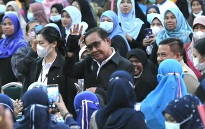 นายกฯ พบปะหัวหน้าส่วนราชการ ทหาร ตำรวจ ผู้นำท้องถิ่น ผู้นำศาสนาในเขตพื้นที่ จ.นราธิวาส และประชาชนนราธิวาส ย้ำรัฐบาลห่วงใยชีวิตและความเป็นอยู่ของพี่น้องประชาชนทุกเชื้อชาติ ศาสนา