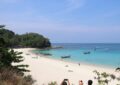 ภูเก็ตเจ้าหน้าที่หลายหน่วยงานสนธิกำลังลงพื้นที่หาดฟรีดอม  ห้ามมิให้มีการจำหน่ายสินค้าวางเก้าอี้และกางร่มในบริเวณชายหาดฟรีดอม