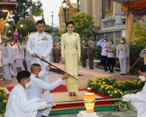 พระบาทสมเด็จพระเจ้าอยู่หัว และสมเด็จพระนางเจ้าฯ พระบรมราชินี เสด็จพระราชดำเนินไปในการพระราชพิธีทรงบำเพ็ญพระราชกุศลมาฆบูชา พุทธศักราช ๒๕๖๖ ณ พระอุโบสถวัดพระศรีรัตนศาสดาราม พระบรมมหาราชวัง และทรงเททองหล่อยอดฉัตรอุโบสถเจดีย์มหาจักรีวชิรมงคล วัดป่าธรรมคีรี อำเภอปากช่อง จังหวัดนครราชสีมา