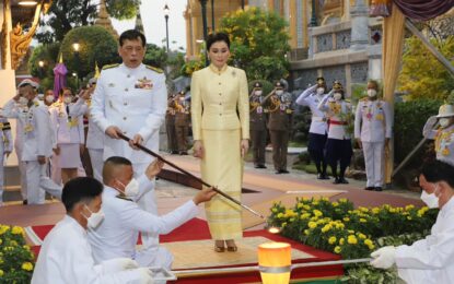 พระบาทสมเด็จพระเจ้าอยู่หัว และสมเด็จพระนางเจ้าฯ พระบรมราชินี เสด็จพระราชดำเนินไปในการพระราชพิธีทรงบำเพ็ญพระราชกุศลมาฆบูชา พุทธศักราช ๒๕๖๖ ณ พระอุโบสถวัดพระศรีรัตนศาสดาราม พระบรมมหาราชวัง และทรงเททองหล่อยอดฉัตรอุโบสถเจดีย์มหาจักรีวชิรมงคล วัดป่าธรรมคีรี อำเภอปากช่อง จังหวัดนครราชสีมา