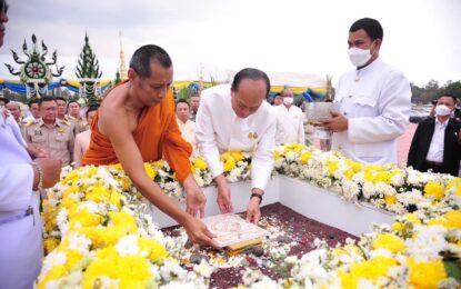 รัฐมนตรีว่าการกระทรวงมหาดไทย เป็นประธานพิธีวางศิลาฤกษ์พระบรมธาตุศรีแสงธรรมมหาวชิรโมลี ด้วยสำนึกในพระมหากรุณาธิคุณของพระบาทสมเด็จพระเจ้าอยู่หัว และถวายเป็นพระราชกุศลถวายพระพรชัยมงคลแด่สมเด็จพระเจ้าลูกเธอ เจ้าฟ้าพัชรกิติยาภา นเรนทิราเทพยวดี กรมหลวงราชสาริณีสิริพัชร มหาวัชรราชธิดา