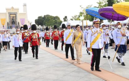 พระบาทสมเด็จพระเจ้าอยู่หัว และสมเด็จพระนางเจ้า ฯ พระบรมราชินี  เสด็จพระราชดำเนินโดยรถยนต์พระที่นั่ง  ไปในการพระราชพิธีวันพระบาทสมเด็จพระพุทธยอดฟ้าจุฬาโลกมหาราช และวันที่ระลึกมหาจักรีบรมราชวงศ์ พุทธศักราช 2566 ณ ปฐมบรมราชานุสรณ์ สะพานพระพุทธยอดฟ้า และเสด็จพระราชดำเนินไปทรงนมัสการพระพุทธมหามณีรัตนปฏิมากร กับทรงกราบถวายบังคมพระบรมรูปสมเด็จพระบูรพมหากษัตริยาธิราช ณ วัดพระศรีรัตนศาสดาราม และปราสาทพระเทพบิดร พระบรมมหาราชวัง