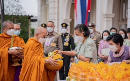 สมเด็จพระกนิษฐาธิราชเจ้า กรมสมเด็จพระเทพรัตนราชสุดา ฯ สยามบรมราชกุมารี อุปนายิกาผู้อำนวยการสภากาชาดไทย เสด็จพระราชดำเนินทรงบาตรเนื่องในโอกาสวันสถาปนาสภากาชาดไทย ครบ ๑๓๐ ปี  ณ สถานเสาวภา สภากาชาดไทย เขตปทุมวัน กรุงเทพมหานคร