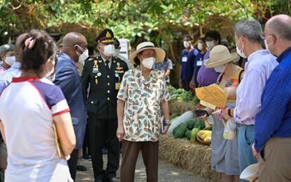 สมเด็จพระกนิษฐาธิราชเจ้า กรมสมเด็จพระเทพรัตนราชสุดา ฯ สยามบรมราชกุมารี นายกกิตติมศักดิ์ และประธานกรรมการมูลนิธิชัยพัฒนา เสด็จพระราชดำเนินไปทรงนำคณะทูตานุทูตต่างประเทศประจำประเทศไทย พร้อมคู่สมรสจาก ๓๗ ประเทศ และผู้ประสานงานสหประชาชาติประจำประเทศไทย เยี่ยมชมโครงการสวนสมเด็จพระศรีนครินทราบรมราชชนนี อำเภอชะอำ จังหวัดเพชรบุรี