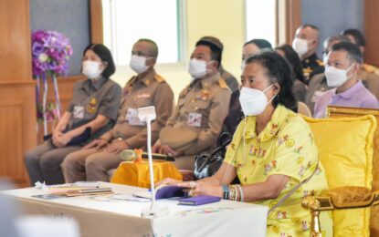 สมเด็จพระกนิษฐาธิราชเจ้า กรมสมเด็จพระเทพรัตนราชสุดา ฯ สยามบรมราชกุมารี เสด็จพระราชดำเนินไปทรงนำคณะทูตานุทูตต่างประเทศประจำประเทศไทย พร้อมคู่สมรส เยี่ยมชม ณ โครงการศึกษาวิจัยและพัฒนาสิ่งแวดล้อมแหลมผักเบี้ย อันเนื่องมาจากพระราชดำริ อำเภอบ้านแหลม จังหวัดเพชรบุรี