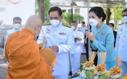 รัฐมนตรีและภริยา เป็นประธานในพิธีพระสงฆ์เจริญพระพุทธมนต์ และทำบุญตักบาตรเนื่องในงานเฉลิมฉลองวาระครบรอบ 100 ปี วันประสูติสมเด็จพระเจ้าพี่นางเธอ เจ้าฟ้ากัลยาณิวัฒนา กรมหลวงนราธิวาสราชนครินทร์