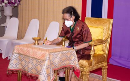 สมเด็จพระกนิษฐาธิราชเจ้า กรมสมเด็จพระเทพรัตนราชสุดา ฯ สยามบรมราชกุมารี อุปนายิกาผู้อำนวยการสภากาชาดไทย เสด็จพระราชดำเนินไปทรงเปิดอาคารสถานีกาชาดที่ ๙ อุดรธานี เฉลิมพระเกียรติสมเด็จพระกนิษฐาธิราชเจ้า กรมสมเด็จพระเทพรัตนราชสุดา ฯ สยามบรมราชกุมารี ครบ ๗๐ พรรษา ณ หมู่ที่ ๖ ตำบลกุดสระ อำเภอเมืองอุดรธานี จังหวัดอุดรธานี