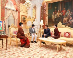 พระบาทสมเด็จพระเจ้าอยู่หัว  และสมเด็จพระนางเจ้า ฯ พระบรมราชินี เสด็จออก ณ พระที่นั่งอัมพรสถาน พระราชวังดุสิต พระราชทานพระบรมราชวโรกาสให้นายคเณศ ประสาท ธกาล (Mr. Ganesh Prasad Dhakal) เอกอัครราชทูตเนปาลประจำประเทศไทย ซึ่งได้รับพระราชทานพระบรมราชวโรกาสให้เข้าเฝ้าทูลละอองธุลีพระบาทถวายอักษรสาส์นตราตั้ง เมื่อวันที่ ๒๔ ตุลาคม ๒๕๖๓  เฝ้าทูลละอองธุลีพระบาท กราบบังคมทูลลา ในโอกาสที่จะพ้นจากหน้าที่
