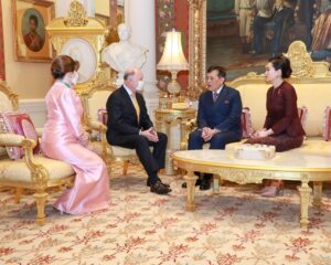 พระบาทสมเด็จพระเจ้าอยู่หัว และสมเด็จพระนางเจ้า ฯ พระบรมราชินี เสด็จออก ณ พระที่นั่งอัมพรสถาน พระราชวังดุสิต พระราชทานพระบรมราชวโรกาสให้นายอเล็กซ์ ไกเกอร์ ซอฟเฟีย (Mr. Alex Geiger Soffia) เอกอัครราชทูตสาธารณรัฐชิลีประจำประเทศไทย ซึ่งได้รับพระราชทานพระบรมราชวโรกาสให้เข้าเฝ้าทูลละอองธุลีพระบาท ถวายอักษรสาส์นตราตั้ง เมื่อวันที่ ๑๖ มิถุนายน ๒๕๖๕  เฝ้าทูลละอองธุลีพระบาท กราบบังคมทูลลา ในโอกาสที่จะพ้นจากหน้าที่