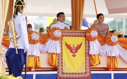 พระบาทสมเด็จพระเจ้าอยู่หัว และสมเด็จพระนางเจ้า ฯ พระบรมราชินี เสด็จพระราชดำเนินไปในการพระราชพิธีจรดพระนังคัลแรกนาขวัญ พุทธศักราช ๒๕๖๖ ณ มณฑลพิธีท้องสนามหลวง