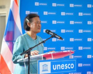 สมเด็จพระกนิษฐาธิราชเจ้า กรมสมเด็จพระเทพรัตนราชสุดา ฯ สยามบรมราชกุมารี เสด็จพระราชดำเนินไปทรงเป็นประธานเปิด “นิทรรศการเทิดพระเกียรติสมเด็จพระเจ้าพี่นางเธอ เจ้าฟ้ากัลยาณิวัฒนา กรมหลวงนราธิวาสราชนครินทร์ เฉลิมฉลองวาระครบรอบ ๑๐๐ ปี วันประสูติ” ณ สำนักงานใหญ่ องค์การการศึกษา วิทยาศาสตร์ และวัฒนธรรมแห่งสหประชาชาติ (UNESCO) กรุงปารีส สาธารณรัฐฝรั่งเศส