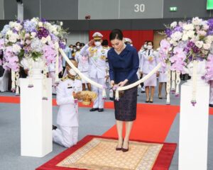 พระราชินี ทรงเปิดงาน “อัตลักษณ์แห่งสยาม” ครั้งที่ 14 ทรงร่วมกิจกรรมทอผ้าไหมยกทองด้วย กี่ทอมือโบราณ