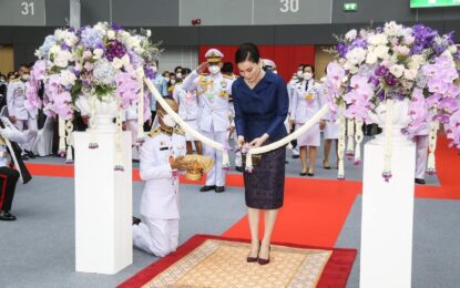 พระราชินี ทรงเปิดงาน “อัตลักษณ์แห่งสยาม” ครั้งที่ 14 ทรงร่วมกิจกรรมทอผ้าไหมยกทองด้วย กี่ทอมือโบราณ