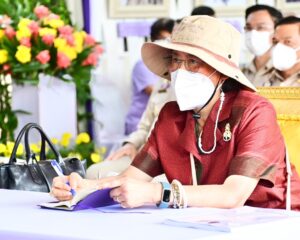 สมเด็จพระกนิษฐาธิราชเจ้า กรมสมเด็จพระเทพรัตนราชสุดา ฯ สยามบรมราชกุมารี เสด็จพระราชดำเนินไป ทรงติดตามการดำเนินงานโครงการหมู่บ้านปศุสัตว์-เกษตรมูโนะ ณ บ้านโคกไทร อำเภอตากใบ จังหวัดนราธิวาส