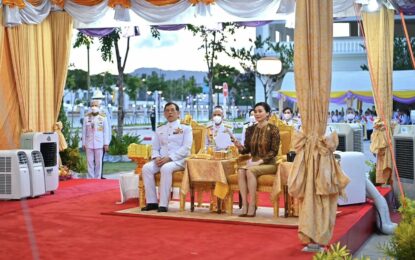 พระบาทสมเด็จพระเจ้าอยู่หัว และสมเด็จพระนางเจ้า ฯ พระบรมราชินีเสด็จพระราชดำเนินไปทรงประกอบพิธีเปิดอาคารศาลากลางจังหวัดภูเก็ต (หลังใหม่) ณ ศาลากลางจังหวัดภูเก็ต(หลังใหม่) ตำบลตลาดเหนือ อำเภอเมืองภูเก็ต จังหวัดภูเก็ต