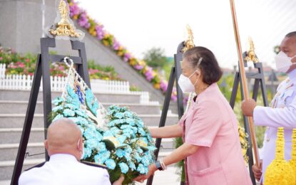 พระบาทสมเด็จพระเจ้าอยู่หัว ทรงพระกรุณาโปรดเกล้าโปรดกระหม่อมให้ สมเด็จพระกนิษฐาธิราชเจ้า กรมสมเด็จพระเทพรัตนราชสุดา ฯ สยามบรมราชกุมารี เสด็จพระราชดำเนินแทนพระองค์ไปทรงวางพวงมาลาถวายราชสักการะพระบรมราชานุสาวรีย์ พระบาทสมเด็จพระปรเมนทรมหาอานันทมหิดล พระอัฐมรามาธิบดินทร เนื่องในวันคล้ายวันสวรรคต ณ บริเวณเชิงสะพานพระราม ๘ เขตบางพลัด กรุงเทพมหานคร