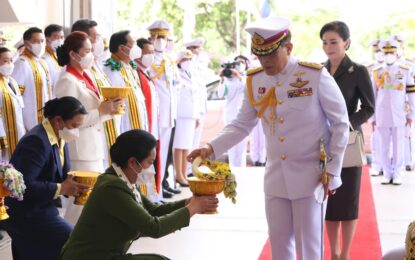 พระบาทสมเด็จพระเจ้าอยู่หัว และสมเด็จพระนางเจ้า ฯ พระบรมราชินี  เสด็จพระราชดำเนินโดยรถยนต์พระที่นั่ง จากพระที่นั่งอัมพรสถาน พระราชวังดุสิต ไปพระราชทานปริญญาบัตรแก่ผู้สำเร็จการศึกษาจากมหาวิทยาลัยสุโขทัยธรรมาธิราช ประจำปีการศึกษา ๒๕๖๓ – ๒๕๖๔ ณ อาคารอเนกนิทัศน์ มหาวิทยาลัยสุโขทัยธรรมาธิราช อำเภอปากเกร็ด จังหวัดนนทบุรี