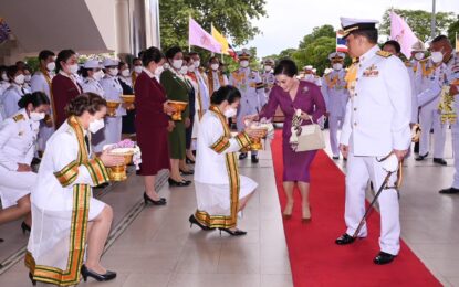 พระบาทสมเด็จพระเจ้าอยู่หัว และสมเด็จพระนางเจ้า ฯ พระบรมราชินี เสด็จ ฯ ไปพระราชทานปริญญาบัตรแก่ผู้สำเร็จการศึกษาจากมหาวิทยาลัยสุโขทัยธรรมาธิราช ประจำปีการศึกษา ๒๕๖๓ – ๒๕๖๔ ณ อาคารอเนกนิทัศน์ มหาวิทยาลัยสุโขทัยธรรมาธิราช อำเภอปากเกร็ด จังหวัดนนทบุรี เป็นวันที่ ๒