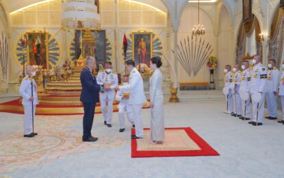 พระบาทสมเด็จพระเจ้าอยู่หัว และสมเด็จพระนางเจ้า ฯ พระบรมราชินี เสด็จออก ณ พระที่นั่งอัมพรสถาน พระราชวังดุสิต พระราชทานพระบรมราชวโรกาสให้นายวลาดีมีร์  บาราวีคอฟ  (Mr. Uladzimir  Baravikou)  ซึ่งมีถิ่นพำนักอยู่ที่กรุงฮานอย สาธารณรัฐสังคมนิยมเวียดนาม เฝ้าทูลละอองธุลีพระบาท ถวายอักษรสาส์นตราตั้ง เป็นเอกอัครราชทูตวิสามัญผู้มีอำนาจเต็มแห่งสาธารณรัฐเบลารุสประจำประเทศไทย ในการมาดำรงตำแหน่งเป็นเอกอัครราชทูตวิสามัญผู้มีอำนาจเต็มแห่งสาธารณรัฐเบลารุสประจำประเทศไทย นายวลาดีมีร์  บาราวีคอฟ ได้ดำรงตำแหน่งเป็นเอกอัครราชทูตสาธารณรัฐเบลารุสประจำสาธารณรัฐสังคมนิยมเวียดนามด้วย