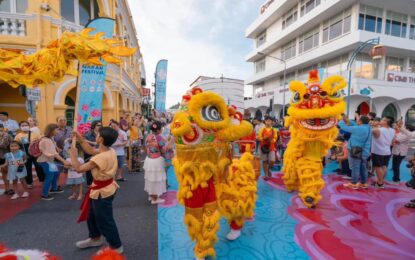 “ภูเก็ต” ยกระดับงานเทศกาลครั้งยิ่งใหญ่ชูวัฒนธรรมบาบ๋า ย่าหยาสู่เพอรานากันแบบยั่งยืน จัดเทศกาลต้นแบบ Phuket Peranakan Festival ด้วยขบวนแห่อลังการ Extravanganza Carnival ผู้ร่วมขบวนกว่า 1,000 คน และกว่า 20 องค์กรร่วมมือแน่น พร้อมมุ่งหน้าจดลิขสิทธิ์เทศกาลแรกในประวัติศาสตร์ ในวันที่ 23-25 มิถุนายนนี้