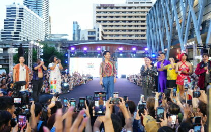 เซ็นทรัลเวิลด์ แลนด์มาร์กฟินาเล่สุดยิ่งใหญ่ ต้อนรับขบวน Bangkok Pride 2023  รวมเหล่า LGBTQIAN+ กว่า 25,000 ชีวิต โบกสะบัดธงสีรุ้งยาวที่สุดในไทย