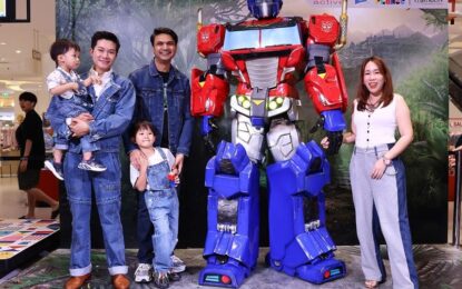 ดร.อั๋น ภูวนาท พร้อมลูกชาย น้องพอล ภูริท และเหล่าซุปตาร์เด็ก ร่วมเปิดตัวของเล่นหุ่นยนต์แปลงร่าง Transformers : Rise Of  The Beasts พร้อมไฮไลท์พิเศษสุดอลังการ! หุ่นยนต์ “ออพติมัส ไพร์ม” ความสูงกว่า 2.5 เมตร