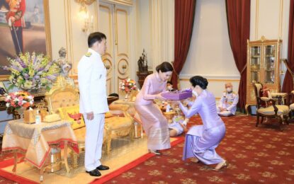 พระบาทสมเด็จพระเจ้าอยู่หัว และสมเด็จพระนางเจ้า ฯ พระบรมราชินี เสด็จออก ณช พระที่นั่งอัมพรสถาน พระราชวังดุสิต พระราชทานพระบรมราชวโรกาสให้นายอัศวิน เตชะเจริญวิกุล ประธานเจ้าหน้าที่บริหารและกรรมการผู้จัดการใหญ่ พร้อมด้วยนางฐาปณี  เตชะเจริญวิกุล กรรมการรองผู้จัดการใหญ่อาวุโส กลุ่มบีเจซี บิ๊กซี และคณะ เฝ้าทูลละอองธุลีพระบาท และน้อมเกล้าน้อมกระหม่อมถวายรถพยาบาล พร้อมอุปกรณ์ทางการแพทย์ เพื่อทรงใช้ตามพระราชอัธยาศัย เนื่องในโอกาสวันเฉลิมพระชนมพรรษา สมเด็จพระนางเจ้า ฯ พระบรมราชินี วันที่ ๓ มิถุนายน ๒๕๖๖