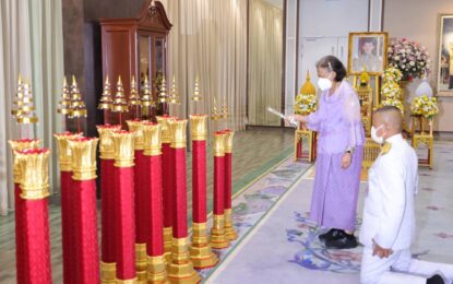 . พระบาทสมเด็จพระเจ้าอยู่หัว ทรงพระกรุณาโปรดเกล้าโปรดกระหม่อมให้ สมเด็จพระกนิษฐาธิราชเจ้า กรมสมเด็จพระเทพรัตนราชสุดา ฯ สยามบรมราชกุมารี เสด็จออกแทนพระองค์ ณ วังสระปทุม ทรงเจิมเทียนพรรษาที่พระบาทสมเด็จพระเจ้าอยู่หัว ทรงพระราชอุทิศพระราชทาน ไปจุดบูชาพระรัตนตรัย ตามพระอารามหลวงและพุทธเจดีย์สถานสำคัญ ในกรุงเทพมหานคร และต่างจังหวัด เนื่องในเทศกาลเข้าพรรษา ประจำปีพุทธศักราช  ๒๕๖๖