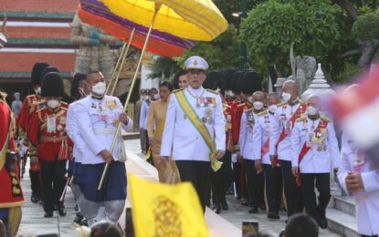 พระบาทสมเด็จพระเจ้าอยู่หัว และสมเด็จพระนางเจ้าฯ พระบรมราชินี เสด็จพระราชดำเนินพร้อมด้วยสมเด็จพระเจ้าลูกเธอ เจ้าฟ้าสิริวัณณวรี นารีรัตนราชกัญญา เสด็จพระราชดำเนินไปยังชานหน้าพระอุโบสถวัดพระศรีรัตนศาสดาราม ในพระบรมมหาราชวัง