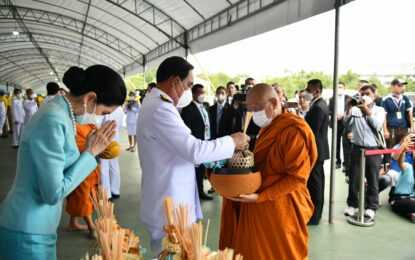 นายกรัฐมนตรีและภริยา เป็นประธานพิธีทำบุญตักบาตรถวายพระราชกุศล เนื่องในโอกาสวันเฉลิมพระชนมพรรษาสมเด็จพระนางเจ้าสิริกิติ์ พระบรมราชินีนาถ พระบรมราชชนนีพันปีหลวง 12 สิงหาคม 2566 ณ ท้องสนามหลวง