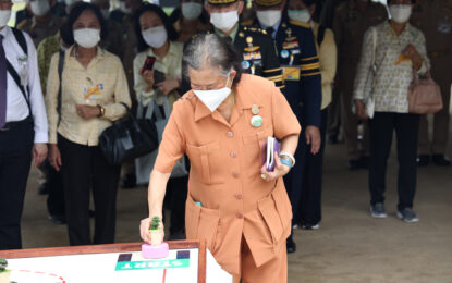 สมเด็จพระกนิษฐาธิราชเจ้า กรมสมเด็จพระเทพรัตนราชสุดา ฯ สยามบรมราชกุมารี เสด็จพระราชดำเนินไปทรงติดตามความก้าวหน้าโครงการตามพระราชดำริ ณ โรงเรียนตำรวจตระเวนชายแดนบ้านท่ากุ่ม (มูลนิธิสุมิตร เลิศสุมิตรกุล อุปถัมภ์) อำเภอเมืองตราด จังหวัดตราด