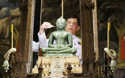 พระบาทสมเด็จพระเจ้าอยู่หัว และสมเด็จพระนางเจ้า ฯ พระบรมราชินี เสด็จพระราชดำเนินโดยรถยนต์พระที่นั่ง จากพระที่นั่งอัมพรสถาน พระราชวังดุสิต ไปทรงเปลี่ยนเครื่องทรงฤดูร้อนเป็นเครื่องทรงฤดูฝนถวายพระพุทธมหามณีรัตนปฏิมากร ณ พระอุโบสถวัดพระศรีรัตนศาสดาราม พระบรมมหาราชวัง