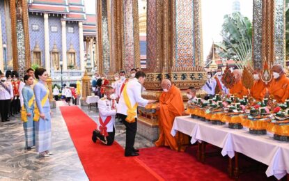 พระบาทสมเด็จพระเจ้าอยู่หัว และสมเด็จพระนางเจ้า ฯ พระบรมราชินี เสด็จพระราชดำเนินพร้อมด้วยสมเด็จพระเจ้าลูกเธอ เจ้าฟ้าสิริวัณณวรี นารีรัตนราชกัญญา และสมเด็จพระเจ้าลูกยาเธอ เจ้าฟ้าทีปังกรรัศมีโชติ มหาวชิโรตตมางกูร สิริวิบูลยราชกุมาร ไปในการพระราชพิธีเฉลิมพระชนมพรรษา สมเด็จพระนางเจ้าสิริกิติ์ พระบรมราชินีนาถ พระบรมราชชนนีพันปีหลวง พุทธศักราช ๒๕๖๖ ณ วัดพระศรีรัตนศาสดาราม และพระที่นั่งอมรินทรวินิจฉัย พระบรมมหาราชวัง