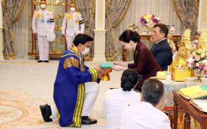 พระบาทสมเด็จพระเจ้าอยู่หัว  และสมเด็จพระนางเจ้า ฯ พระบรมราชินี เสด็จออก ณ พระที่นั่งอัมพรสถาน พระราชวังดุสิต พระราชทานพระบรมราชวโรกาสให้นายสว่าง ภู่พัฒน์วิบูลย์ ที่ปรึกษาที่ประชุมอธิการบดีมหาวิทยาลัยราชภัฏ  ประธานคณะกรรมการดำเนินงานในงานพิธีพระราชทานปริญญาบัตร  นำ  นายกสภาและอธิการบดีมหาวิทยาลัยราชภัฏในเขตภาคกลาง จำนวน ๑๔ แห่ง กับนายกสภาและอธิการบดีมหาวิทยาลัยสวนดุสิต เฝ้าทูลละอองธุลีพระบาท ทูลเกล้าทูลกระหม่อมถวายปริญญาดุษฎีบัณฑิตกิตติมศักดิ์ แด่สมเด็จพระนางเจ้า ฯ พระบรมราชินี จำนวน ๑๒ สาขาวิชา